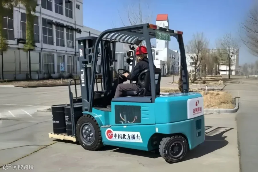 1.职工使用固态储氢叉车运输产品.jpg