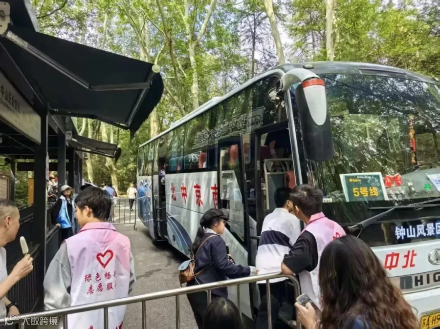 中北运通公司大巴车在钟山风景区接驳游客.jpg.jpg
