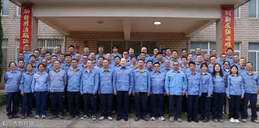 驰宏综合利用粗铅作业区熔炼值班区熔炼班合影（钱雪姣摄）(2).JPG
