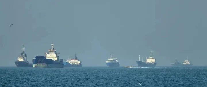 停火协议悬了？法国货轮霍尔木兹海峡遇袭，美军护航行动紧急叫停