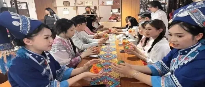 “书香连中越·青春共悦读——2026中越青年共读活动”在靖西市国门书店成功举办