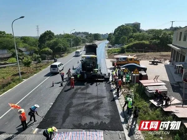 湘交科极薄磨耗层应用国省主干道.jpg