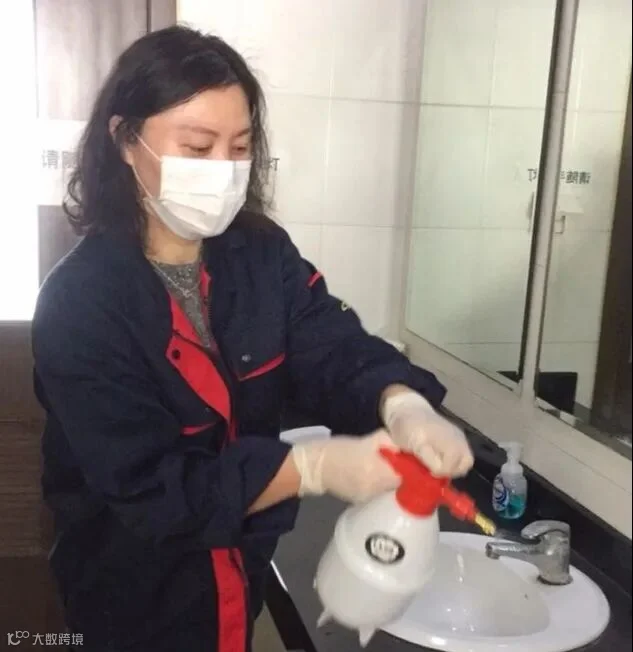 宋芳芳主动参与消毒工作.jpg