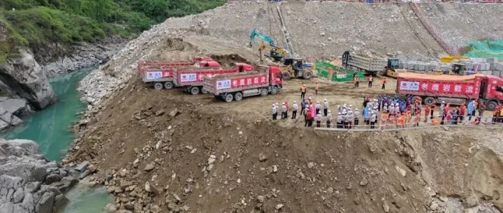 一线风采｜“十五五”开局全国首个！大渡河老鹰岩二级水电站成功截流