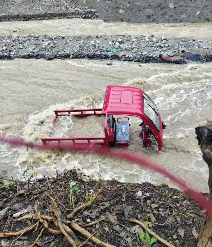 洪水淹没的电动三轮车.jpg