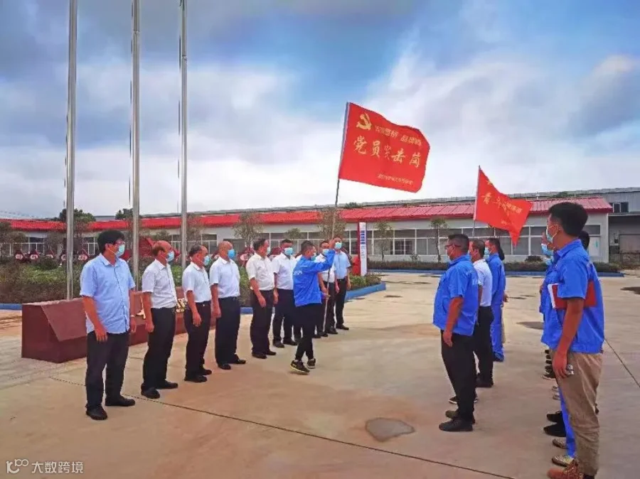 项目部“党员突击队”和“青年突击队”授旗仪式1.jpg