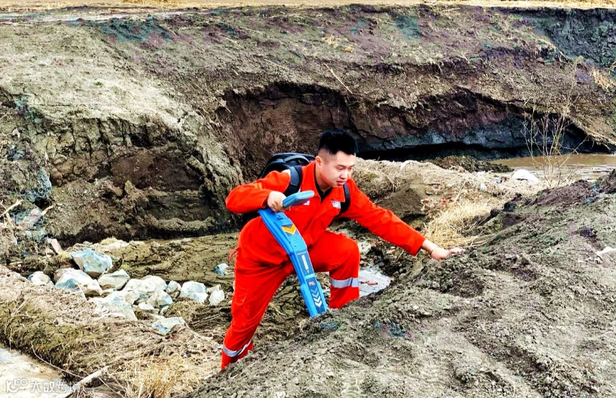 在青冈县福农村桩号K410+909m管道穿越河流处,测试管道埋深。在汛前开展管道穿越河流沟渠的埋深检测,查看水工保护措施有效性,确保管道安全度汛。此图为管道保护工程师在攀爬河岸。.jpg