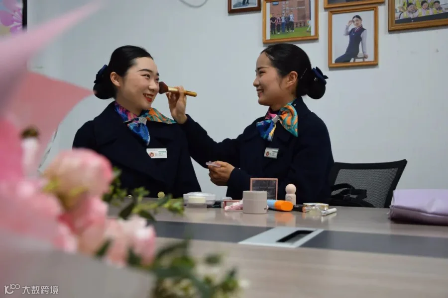 合肥中心机场站女神节，班组组织化妆活动2.jpg