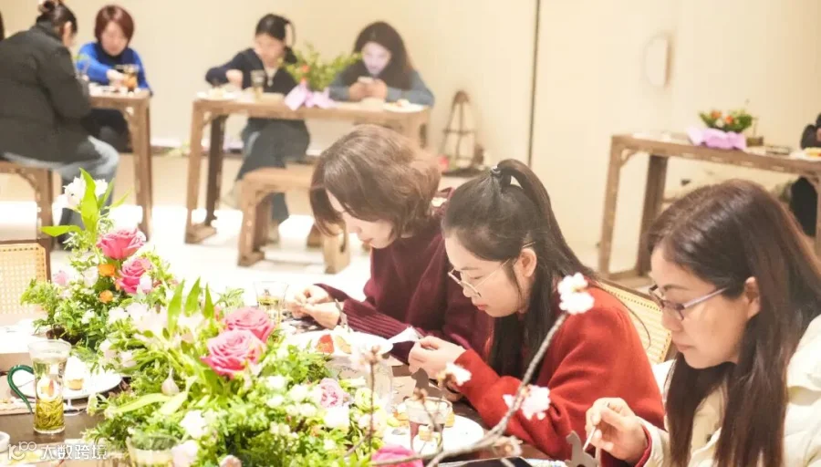 3月6日，建设公司开展庆祝“三八”妇女节活动，图为女职工们在学习非遗技艺1.jpg