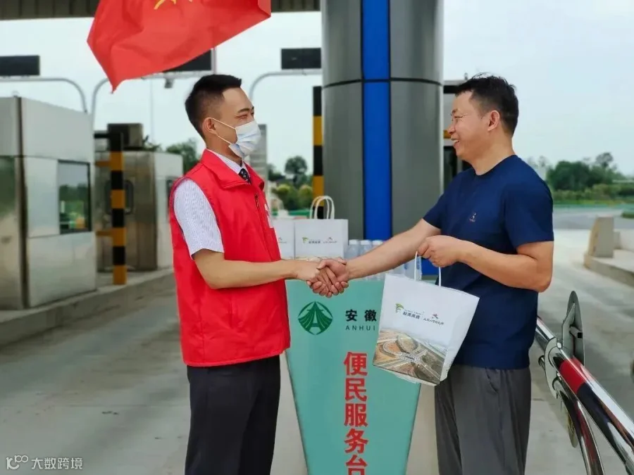 王国庆充当志愿者,为过往司乘提供便面服务。.jpg