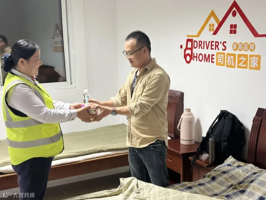 7高界中心黄尾站班长宛娜娜为事故车司乘提供矿泉水及泡面.JPG