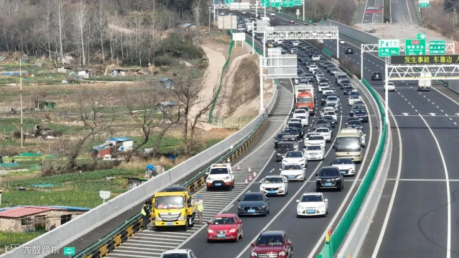2月22日池州中心合肥往黄山方向k1181+045处大车流量航拍.jpeg