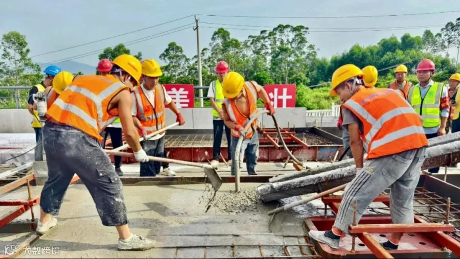 柳梧铁路盘龙柳江特大桥实现高精度合龙(黎文刚摄).jpg