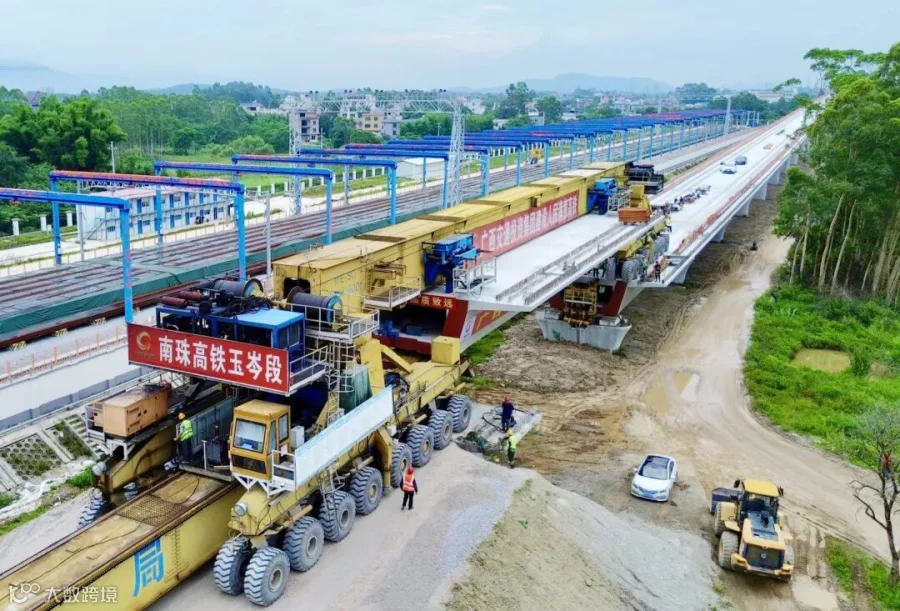 最后一孔箱梁运抵架梁点，即将架设1.jpg