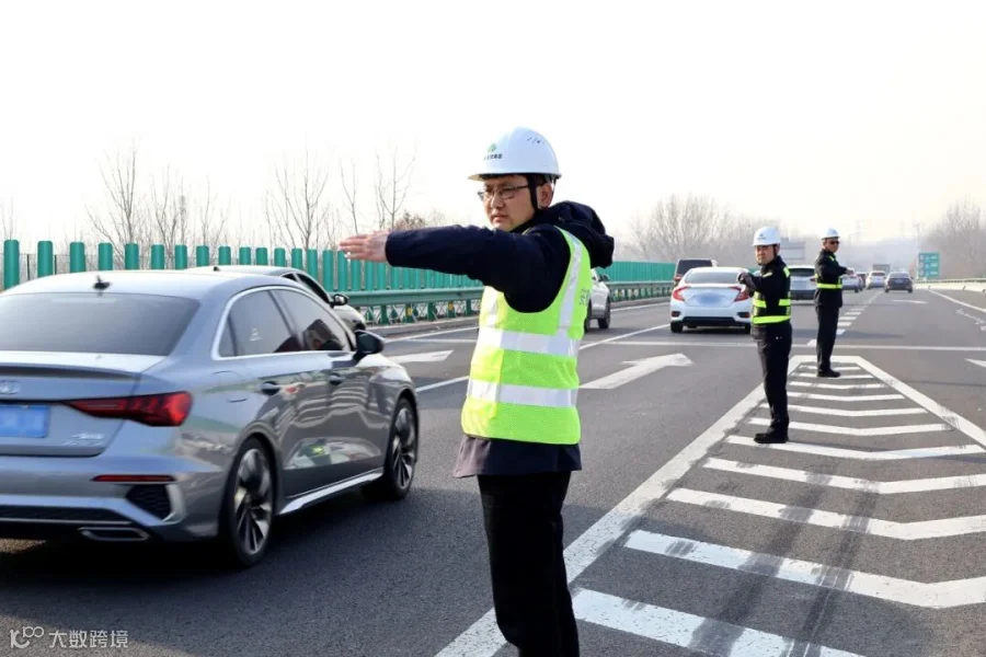2月11日，淮南中心联合交警单位在互通路段保通保畅.JPG