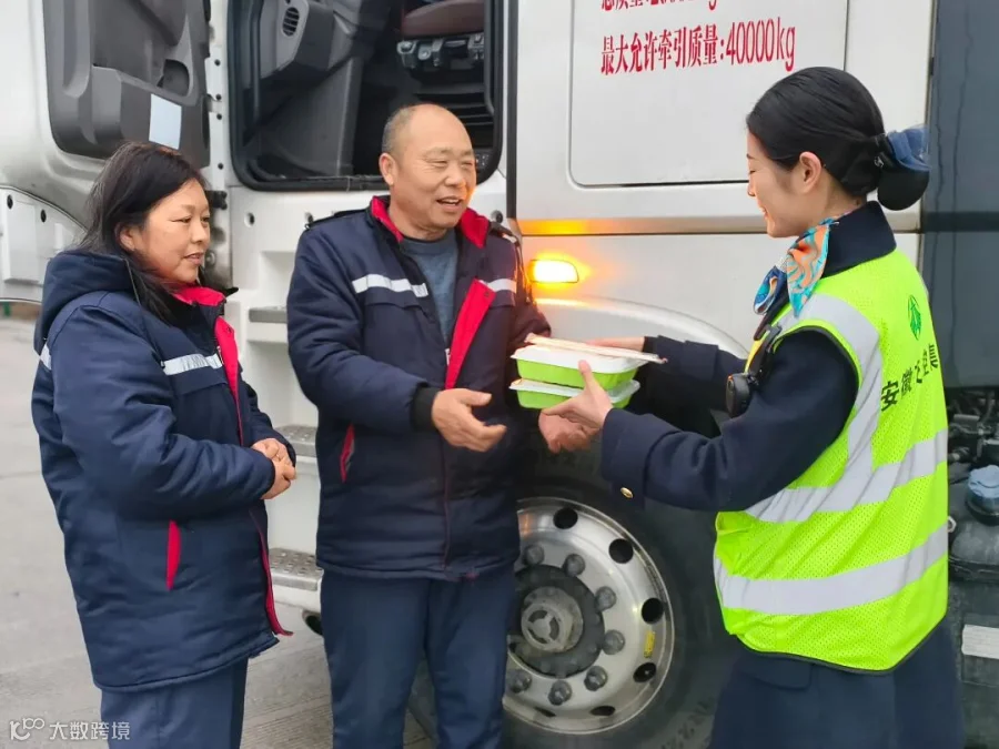 18宁宣杭中心绩溪站现场一辆故障车滞留现场，收费人员为其联系修车人员，并送上可口的饭菜.jpg