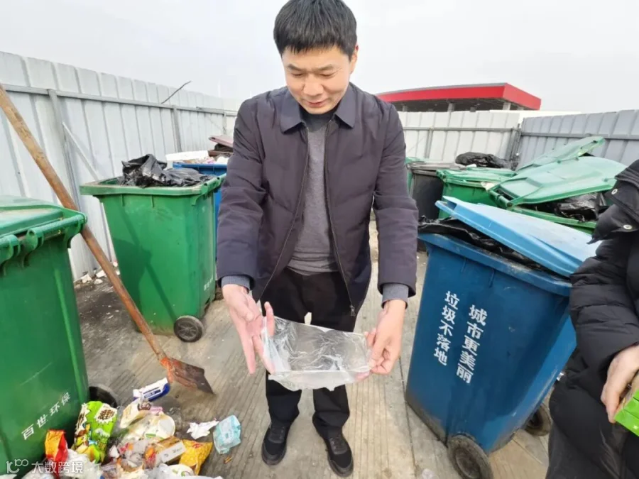 旅客激动地展示失而复得的牙套.png