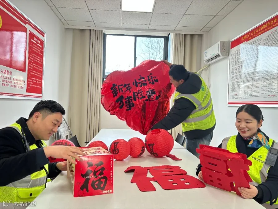 六安中心马店站组装福字摆件、悬挂灯笼，精心布置红火新春场景，营造新春氛围1.jpg