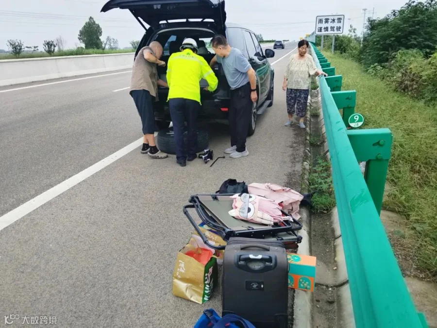 2蚌埠中心蚌埠西保畅分中心巡查人员帮助爆胎司机更换备胎.jpg