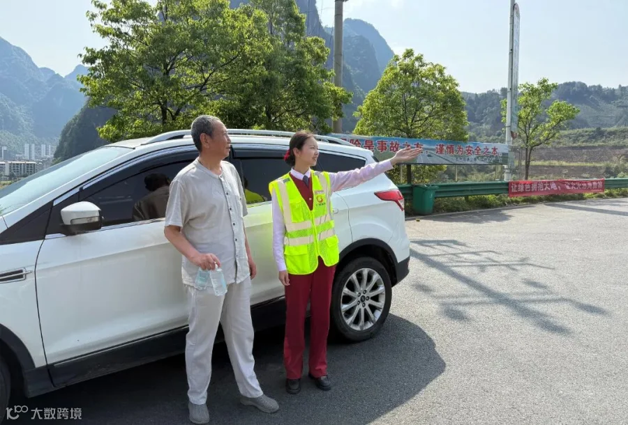 收费员李铭倩为迷路老人指路2.jpg