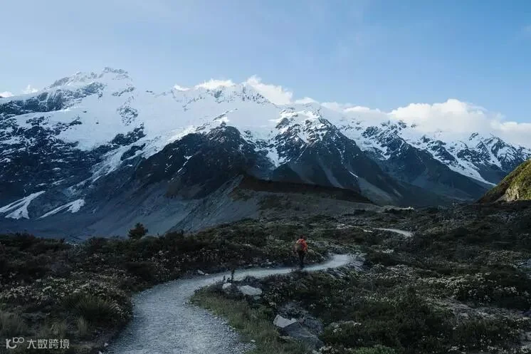 山上崎岖的小路徒步旅行者