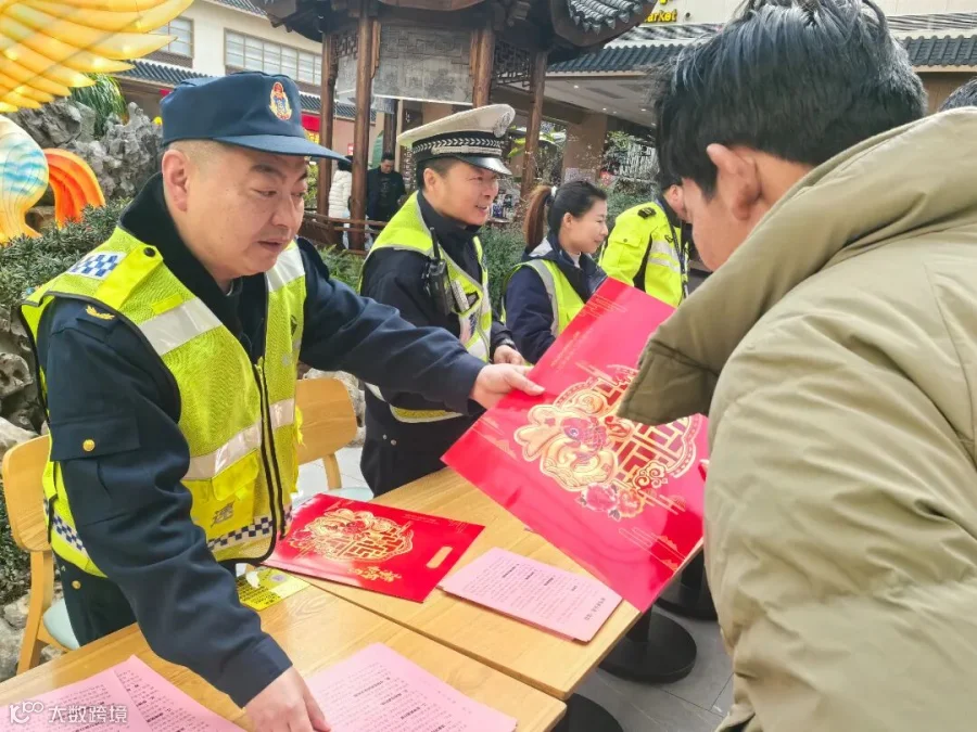 春节临近，合芜中心柘皋分中心联合辖段交警、路政部门在巢湖服务区开展平安春运宣传活动，吸引过往司乘主动参与。.jpg
