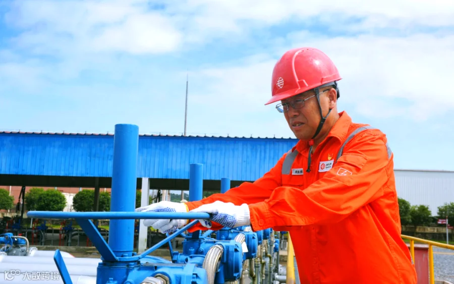 7月13日,长沙室外温度37℃,北方管道公司劳模、长沙分公司高级技师莫晓辉在长沙作业区阀组区操作电动阀门。--拍摄者--罗煜.jpg