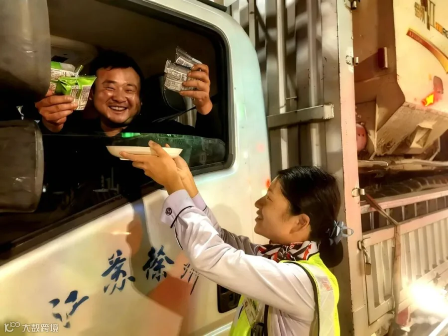 10月5日，徐明中心泗县站收费员吕蕊为过往司乘送月饼、送祝福，传递节日温情。寄语：愿这匆匆交会时的一声问候，能暖您千里归途。中秋安康！.jpg