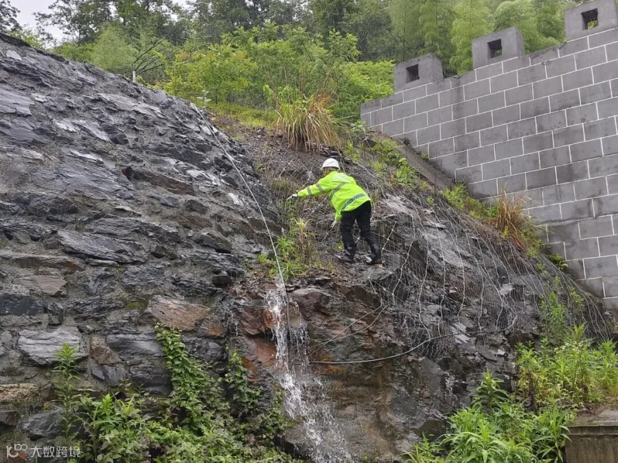 池州中心梅村分中心开展汛期重点路段雨中巡查.jpg