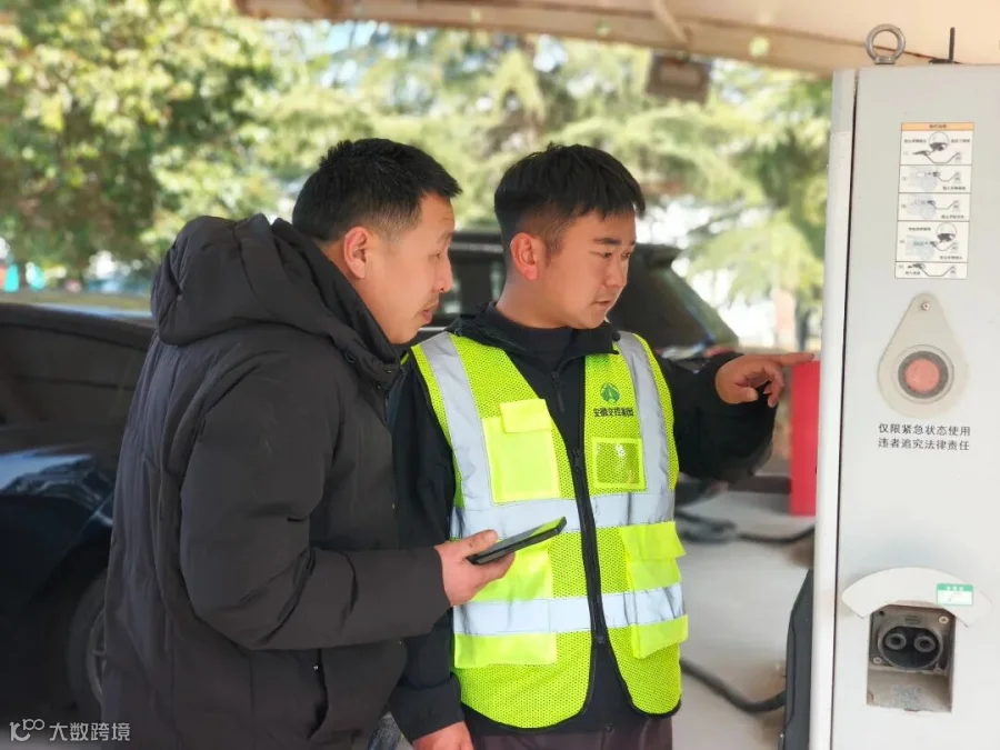 宿州服务区工作人员协助充电司乘完成充电操作.jpg