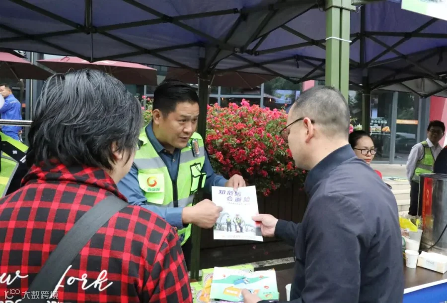 志愿者进行交通安全宣传.jpg