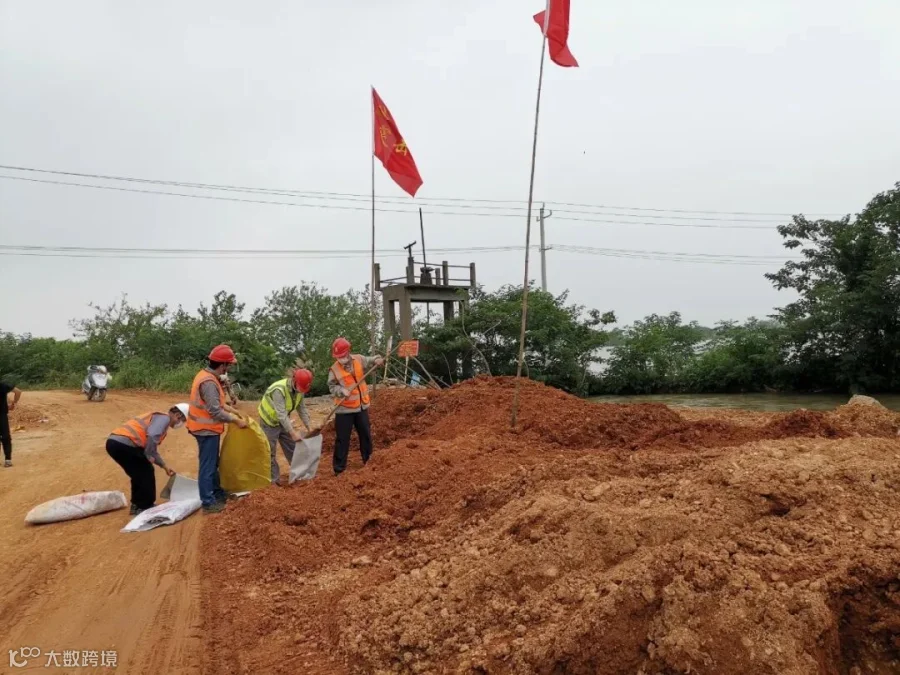 王 新(右一).jpg