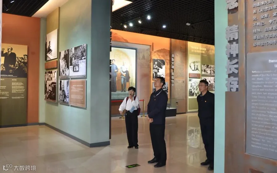 参观展馆.JPG
