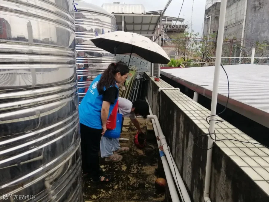 清理屋顶积水.jpg