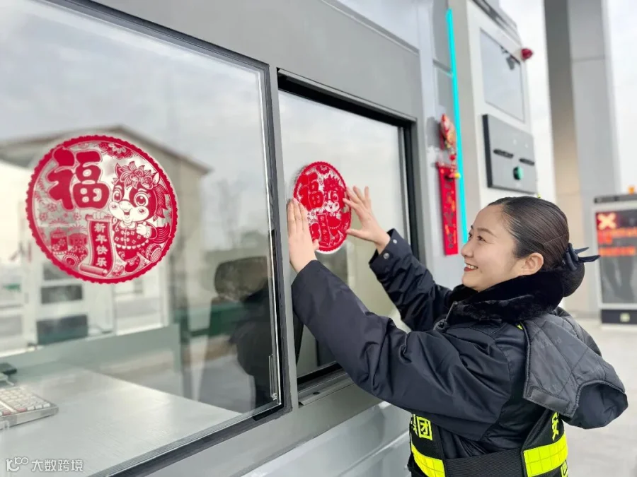 春运期间，亳州中心蒙城西站工作收费员装饰收费现场营造新年氛围。33.jpg