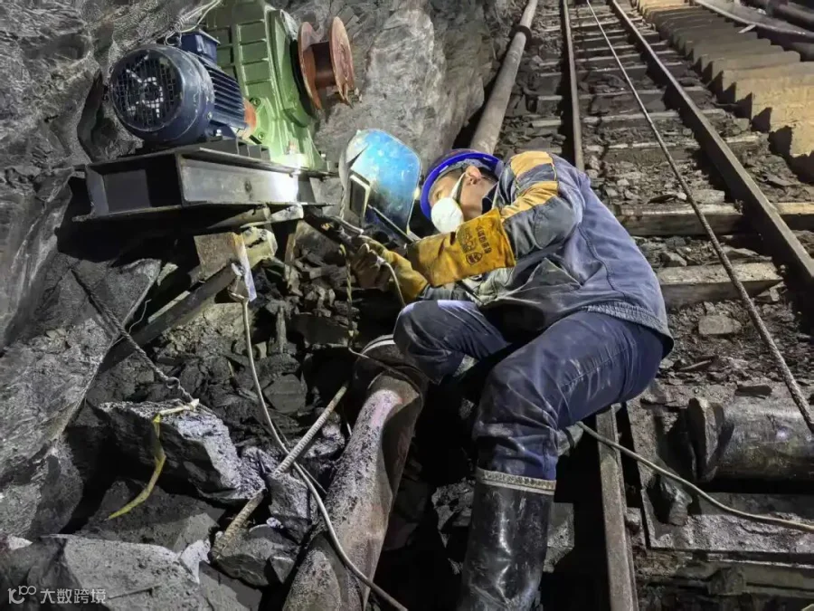 图为作业人员施工现场.jpg