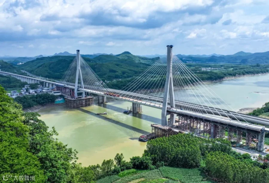 柳梧铁路盘龙柳江特大桥航拍图（黎文刚摄）.jpg