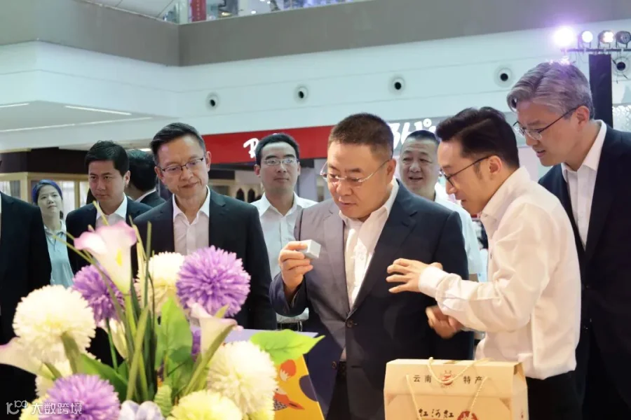 54 2025年11月24日,云南省委常委、省委政法委书记胡大鹏在出席中国云南—老挝北部合作工作组第十五次会议期间,专程赴云南省驻老挝(万象)商务代表处云品展示厅及万象国际商业旅游中心调研,实地查看项目运营情况,对深化滇老经贸合作、推进中老经济走廊建设提出要求。.JPG