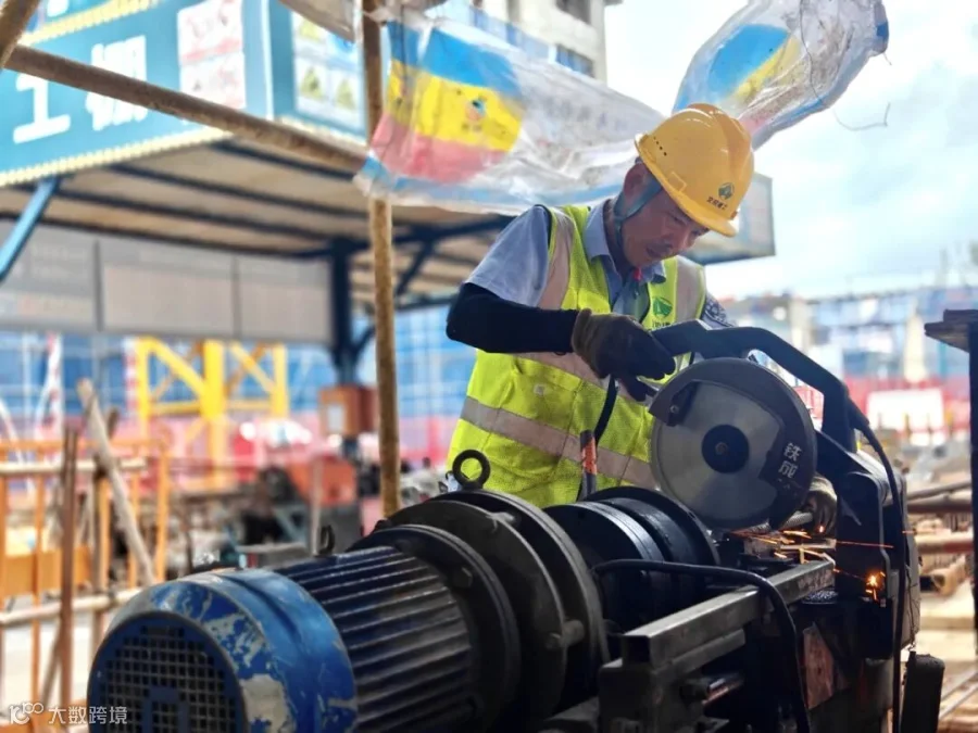 交控建工集团承建滨科城项目工人正在进行钢筋切割施工作业.jpg