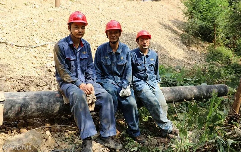 5谌建清(中)黄金(左)廖必才三人配合采访在树荫下稍作休息(彭柏舟 摄)_副本.jpg