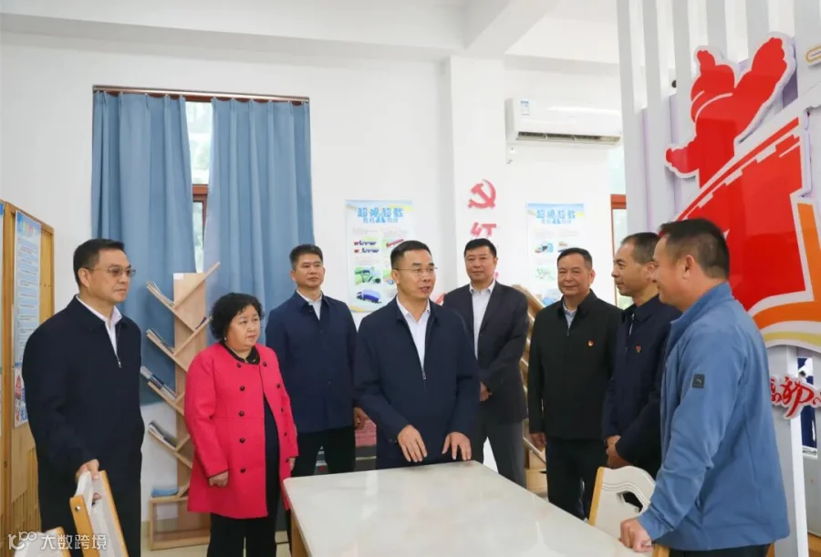 领导们参观“司机之家”.jpg