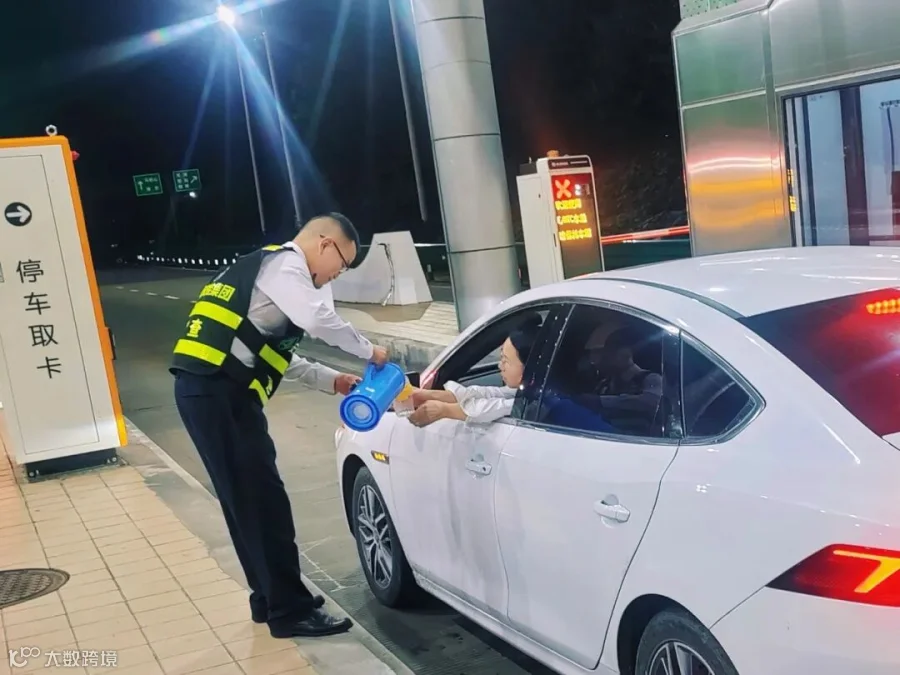 10月5日，马鞍山中心太白收费站为司乘提供热水  寄语：太白站的夜灯映着热水雾，我们递出温暖，愿这杯热饮，陪您奔赴团圆的路.jpg
