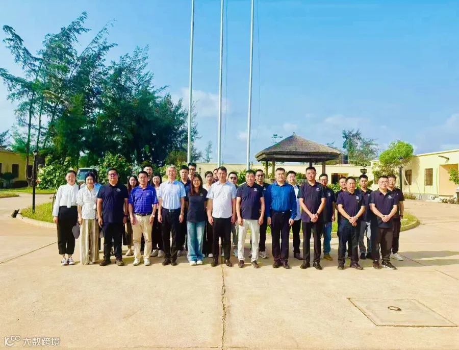 57 2025年12月,中国驻贝宁大使张伟带队调研集团承建的贝宁项目,实地察看酒店、手工艺村、人工湖、船型博物馆等核心工程,细致了解工程品质与施工工艺细节。.jpg