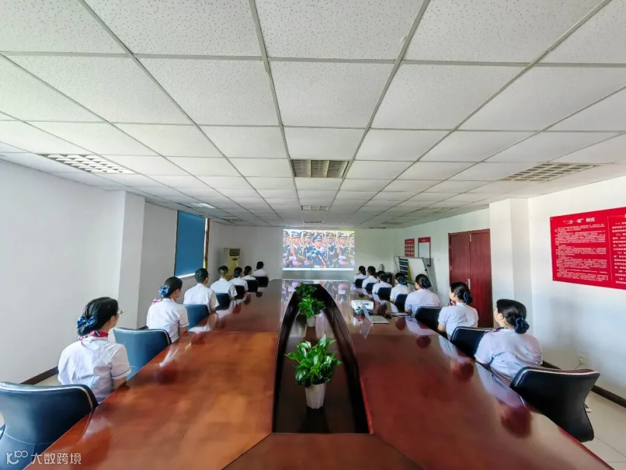 29 9月3日，芜湖中心芜湖南站组织职工观看纪念中国人民抗日战争暨世界反法西斯战争胜利80周年大会.jpg