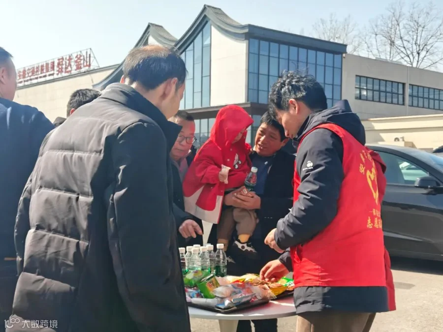 釜山服务区工作人员给充电司乘赠送小礼品.jpg