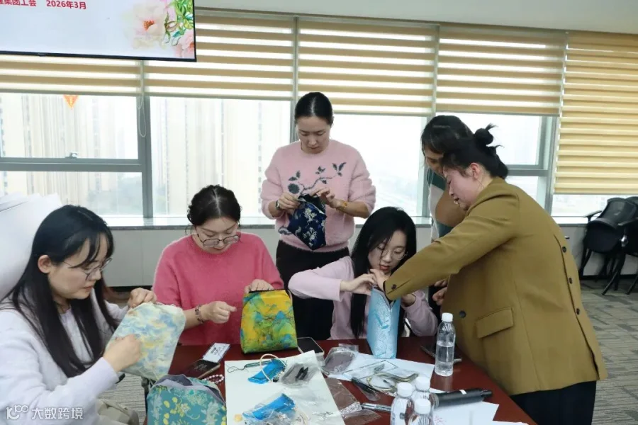 3月5日，交控工程集团工会开展“三八节”创意手工活动。云锦包的制作乐趣十足，女职工们沉浸在传统手工艺的魅力中，穿针引线、精心搭配，将匠心与巧思融入创作。.JPG