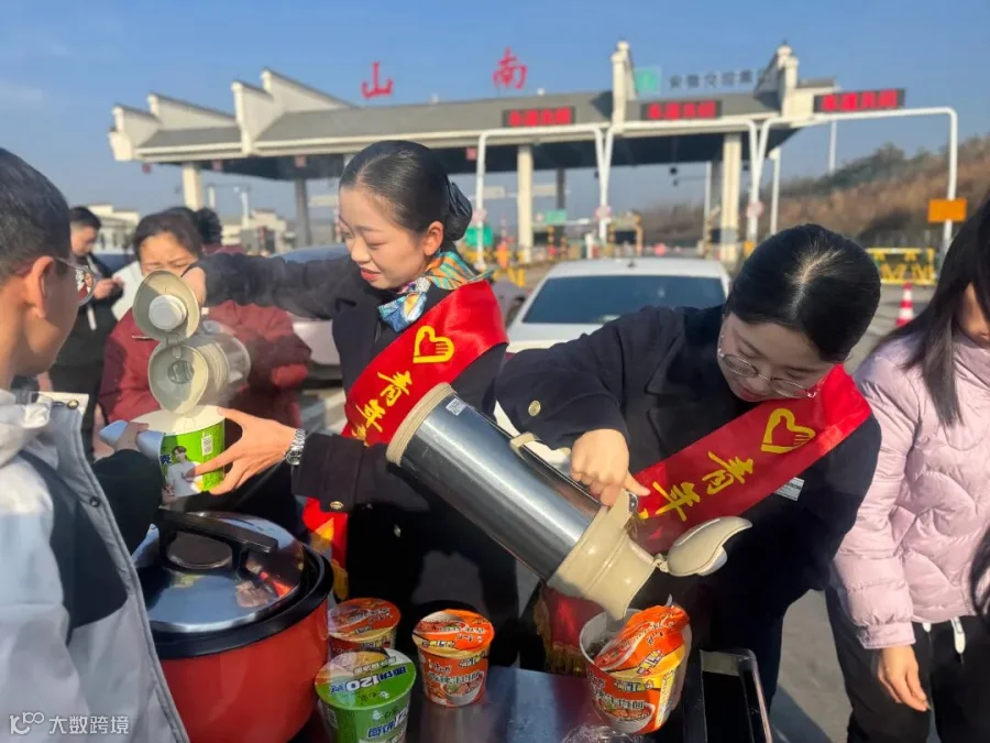 G0321德上高速合六中心山南收费站收费员刘晓云、吴志媛为司乘人员提供便民服务 (3).JPG