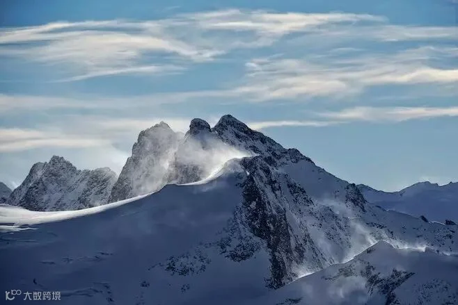 雪地上有几座高高的山峰