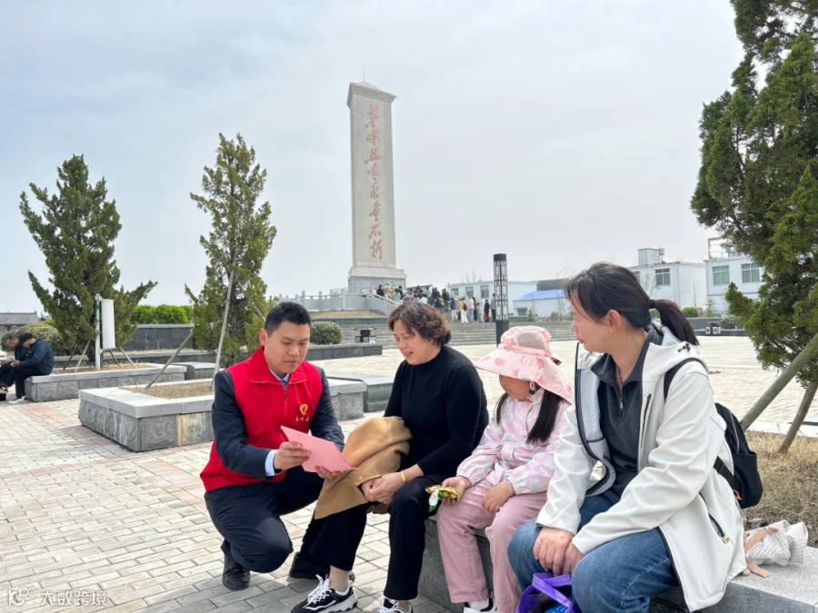 蚌埠中心固镇东站志愿者在祭奠革命英烈后，向周围群众宣传文明祭祀相关内容4.png