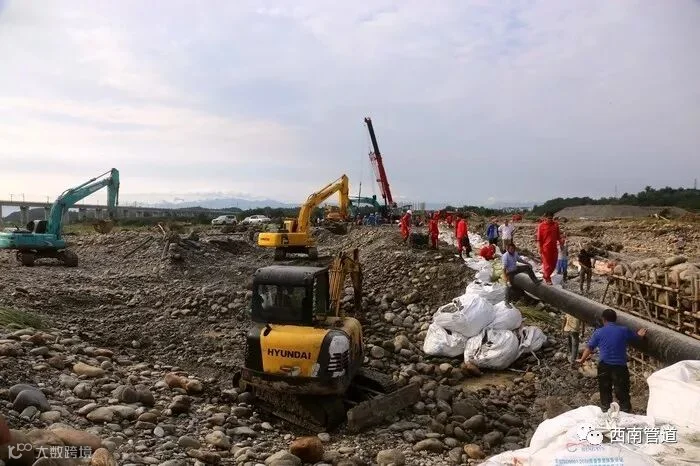 抢险作业现场 (3).jpg